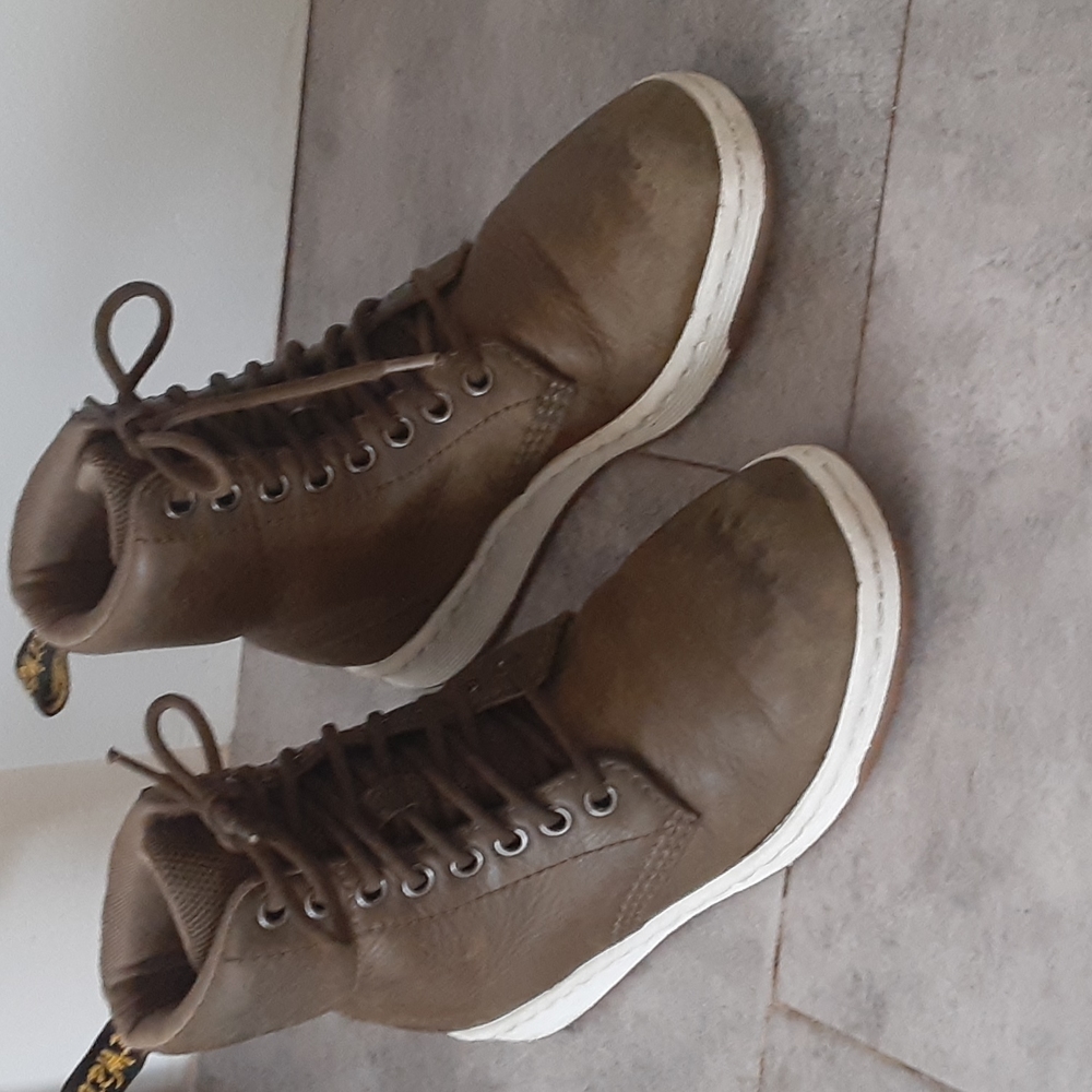 DR MARTENS  size  4 men 5 ladies